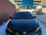 Toyota Camry 2021 года за 13 350 000 тг. в Астана