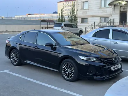 Toyota Camry 2021 года за 17 500 000 тг. в Актау – фото 2