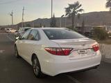 Toyota Camry 2017 года за 6 600 000 тг. в Актобе – фото 5