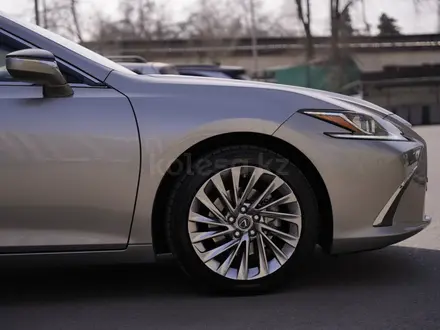 Lexus ES 300h 2023 года за 21 500 000 тг. в Алматы – фото 8