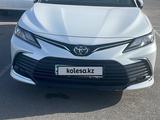 Toyota Camry 2022 года за 16 500 000 тг. в Атырау