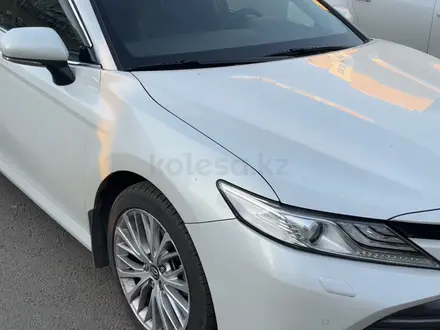 Toyota Camry 2019 года за 14 500 000 тг. в Астана – фото 2