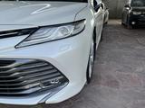 Toyota Camry 2019 года за 16 500 000 тг. в Шымкент – фото 2