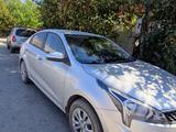 Kia Rio 2021 года за 7 800 000 тг. в Актобе – фото 2