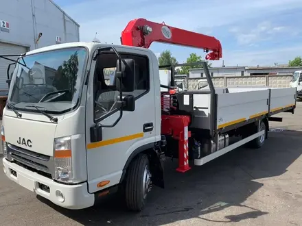 JAC  Автомобиль бортовой с КМУ 4 т. На N120 4x2 2026 года за 39 000 000 тг. в Атырау