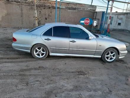 Mercedes-Benz E 230 1996 года за 2 400 000 тг. в Жезказган – фото 4