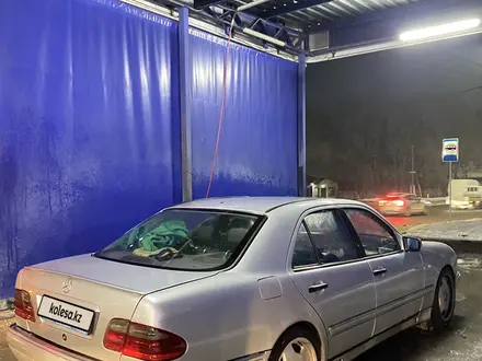 Mercedes-Benz E 320 1998 года за 2 500 000 тг. в Алматы – фото 4