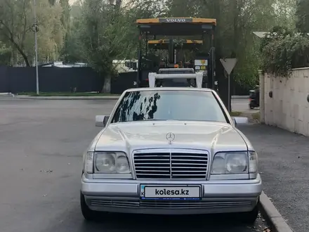 Mercedes-Benz E 220 1995 годаүшін2 490 000 тг. в Алматы