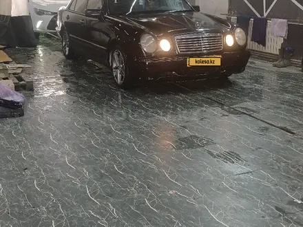 Mercedes-Benz E 320 1997 года за 3 500 000 тг. в Жанаозен – фото 2