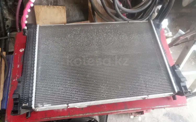 Радиатор охлаждения на мерседес e350 w212 за 3 000 тг. в Алматы