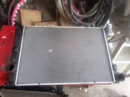 Радиатор охлаждения на мерседес e350 w212 за 3 000 тг. в Алматы – фото 2
