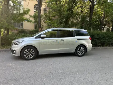 Kia Carnival 2016 года за 10 000 000 тг. в Шымкент