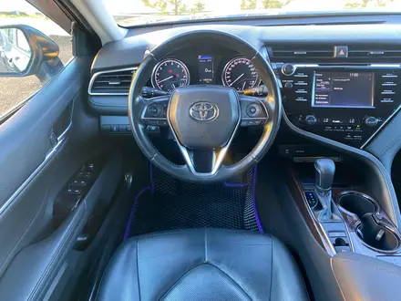 Toyota Camry 2018 года за 13 650 000 тг. в Уральск – фото 10