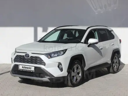 Toyota RAV4 2021 года за 19 000 000 тг. в Астана