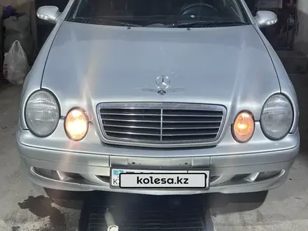 Mercedes-Benz CLK 320 2000 года за 3 500 000 тг. в Актау – фото 2