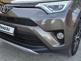 Toyota RAV4 2018 года за 11 000 000 тг. в Актобе – фото 3