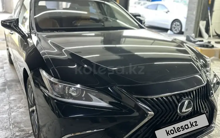 Lexus ES 200 2019 года за 19 000 000 тг. в Алматы