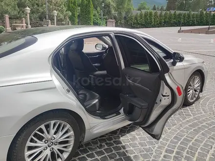Toyota Camry 2019 года за 12 400 000 тг. в Алматы – фото 8