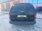 Chrysler Voyager 1997 года за 1 500 000 тг. в Атырау – фото 2