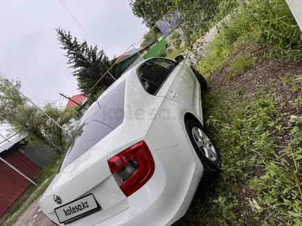 Skoda Rapid 2013 года за 2 380 000 тг. в Алматы – фото 2