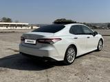 Toyota Camry 2018 года за 15 900 000 тг. в Шардара – фото 4
