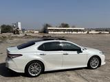 Toyota Camry 2018 года за 15 900 000 тг. в Шардара – фото 3