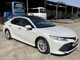 Toyota Camry 2018 года за 15 900 000 тг. в Шардара – фото 2