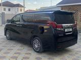 Toyota Alphard 2016 года за 27 500 000 тг. в Атырау