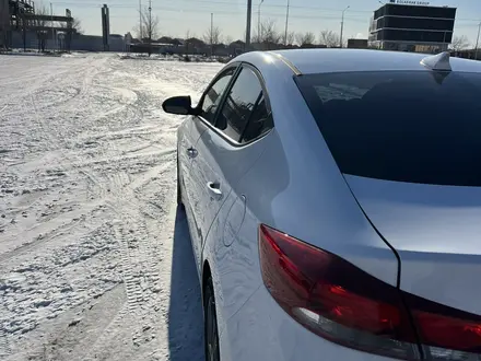 Hyundai Elantra 2017 года за 7 000 000 тг. в Атырау – фото 4