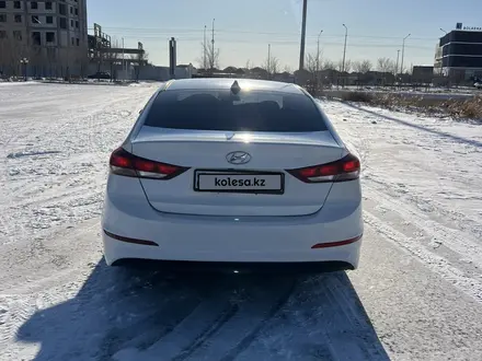 Hyundai Elantra 2017 года за 7 000 000 тг. в Атырау – фото 2