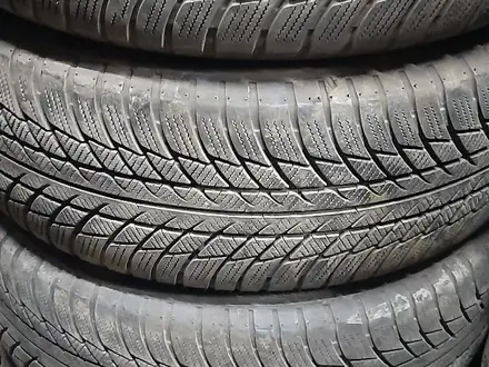 Шины 2255517 комплект Bridgestone за 55 000 тг. в Алматы