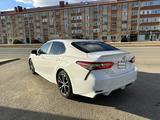 Toyota Camry 2018 года за 9 200 000 тг. в Актобе – фото 4