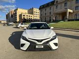 Toyota Camry 2018 года за 9 200 000 тг. в Актобе – фото 2