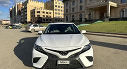 Toyota Camry 2018 года за 9 500 000 тг. в Актобе – фото 2