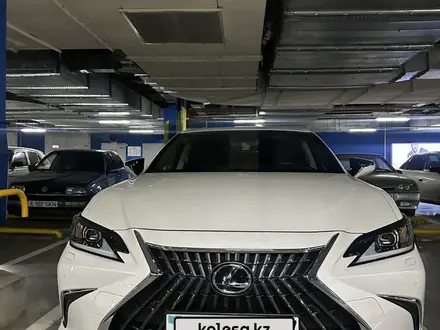 Lexus ES 250 2023 года за 27 000 000 тг. в Шымкент