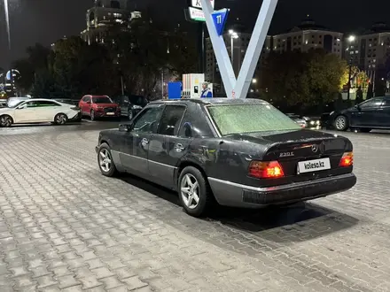 Mercedes-Benz E 230 1991 года за 900 000 тг. в Алматы – фото 5