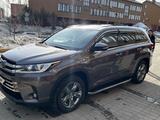 Toyota Highlander 2017 года за 12 350 000 тг. в Актобе – фото 2
