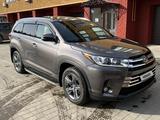 Toyota Highlander 2017 года за 12 350 000 тг. в Актобе