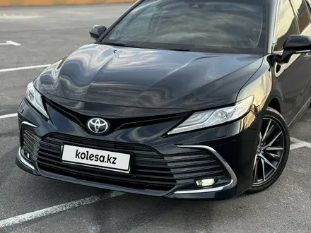 Toyota Camry 2021 года за 19 500 000 тг. в Шымкент – фото 2