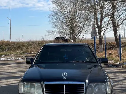 Mercedes-Benz E 220 1994 года за 1 500 000 тг. в Астана