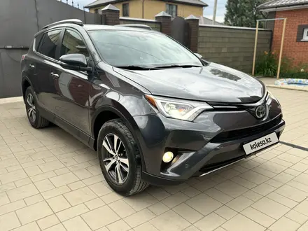 Toyota RAV4 2017 года за 9 200 000 тг. в Актобе – фото 2