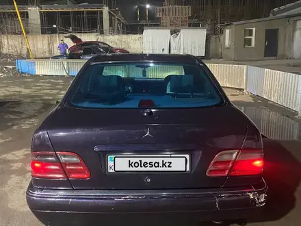 Mercedes-Benz E 320 1998 года за 2 550 000 тг. в Алматы – фото 2