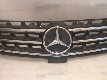 Mercedes-benz.W166 ML. Центральная решётка радиатора за 110 000 тг. в Алматы