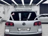 Volkswagen Touareg 2007 года за 7 500 000 тг. в Астана – фото 2