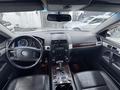 Volkswagen Touareg 2007 года за 7 500 000 тг. в Астана – фото 12