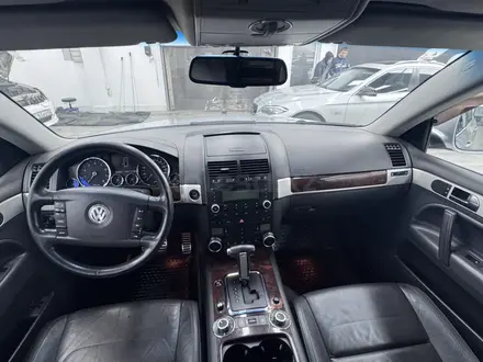 Volkswagen Touareg 2007 года за 7 500 000 тг. в Астана – фото 12