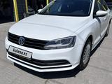 Volkswagen Jetta 2017 года за 6 750 000 тг. в Актобе – фото 2