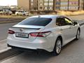 Toyota Camry 2018 года за 13 550 000 тг. в Уральск – фото 8