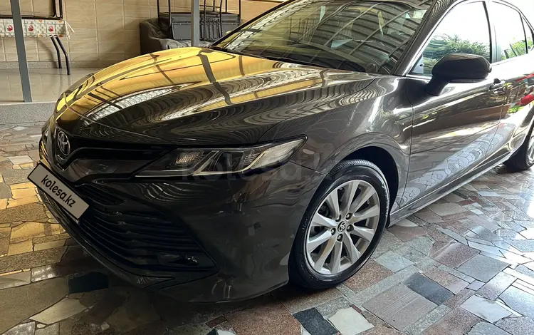 Toyota Camry 2020 года за 13 000 000 тг. в Алматы