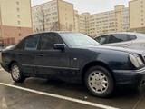 Mercedes-Benz E 200 1996 года за 2 300 000 тг. в Астана – фото 2